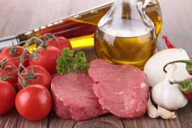 çiğ et ve malzemeler