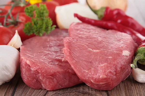 Carne crua e ingredientes — Fotografia de Stock