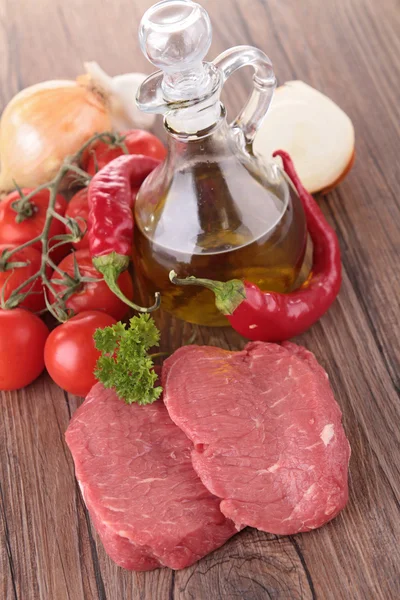 Сырое мясо и ингредиенты — стоковое фото