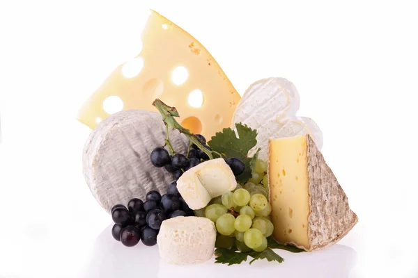 다양 한 치즈와 포도 — 스톡 사진
