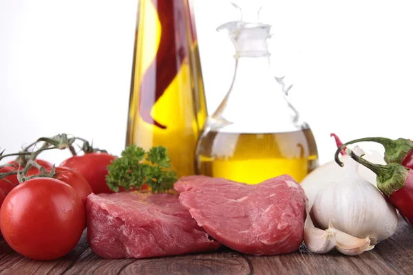 Rohes Fleisch und Zutaten — Stockfoto