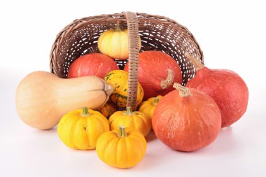 hasır sepet ile izole kabak