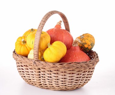 hasır sepet ile izole kabak