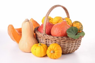 hasır sepet ile izole kabak