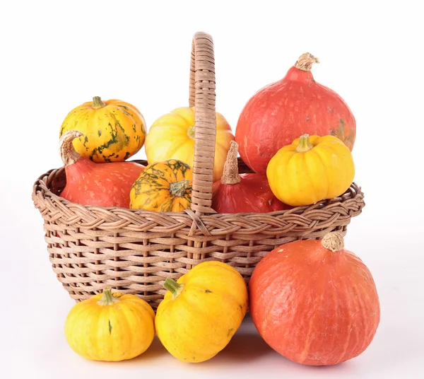 Calabaza aislada con cesta de mimbre —  Fotos de Stock