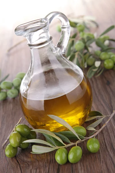 Grön oliv och karaff — Stockfoto