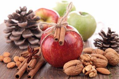 elma, tarçın ve dekorasyon