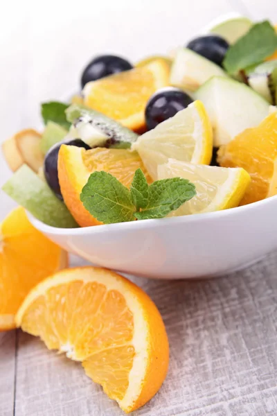 Salat mit frischen Früchten — Stockfoto