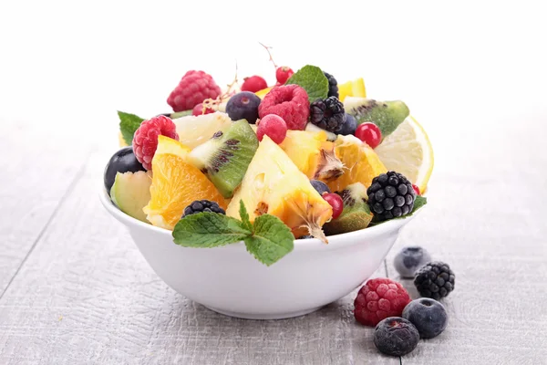 Obstsalat und Beeren — Stockfoto