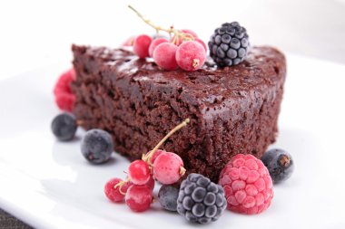 Çikolatalı pasta ve çilek meyve