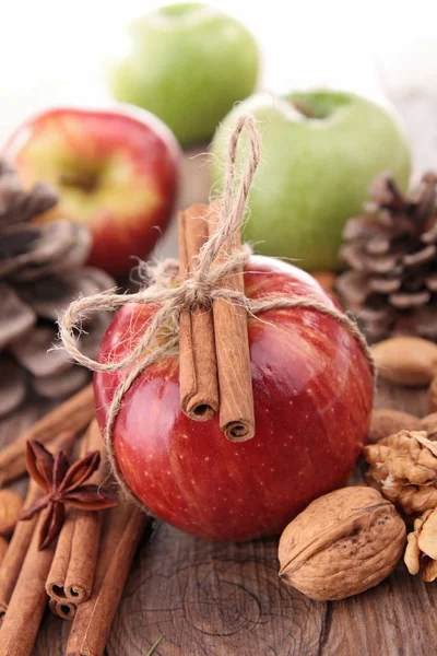 Czerwone jabłka i cynamon — Zdjęcie stockowe