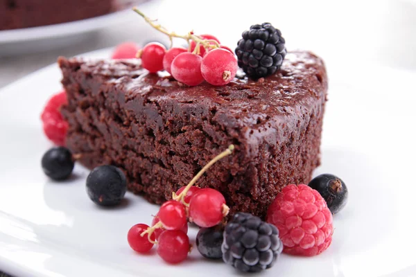 Schokoladenkuchen und Beeren — Stockfoto