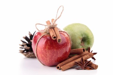 tarçın ve ceviz ile izole elma