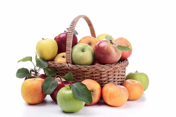 Изолированная плетеная корзина с яблоками — стоковое фото