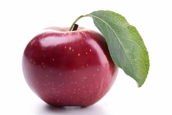 Isolierter roter Apfel und Blatt — Stockfoto