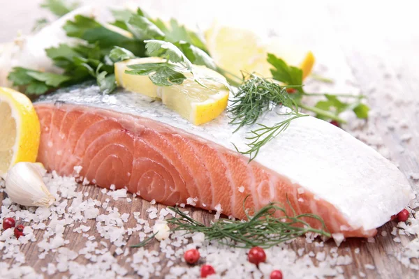 Сырой лосось и ингредиенты — стоковое фото