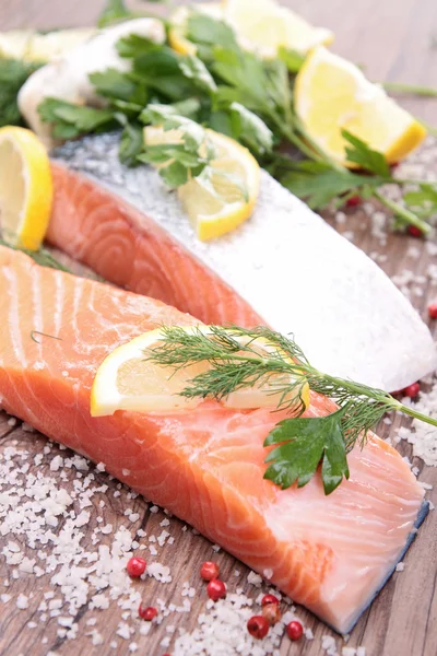 Salmón crudo e ingrediente — Foto de Stock