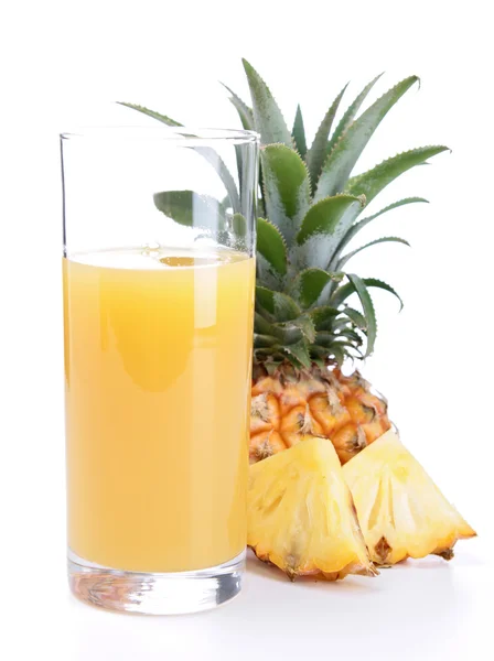 Suco de abacaxi isolado em branco — Fotografia de Stock