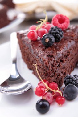 Çikolatalı pasta ve çilek