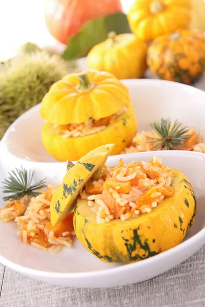 Pompoen gevuld met risotto — Stockfoto