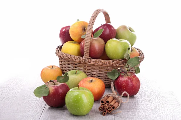 Плетеная корзина с яблоками — стоковое фото