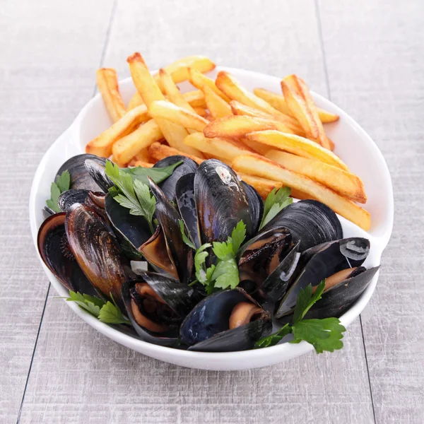 Mejillones y patatas fritas — Foto de Stock