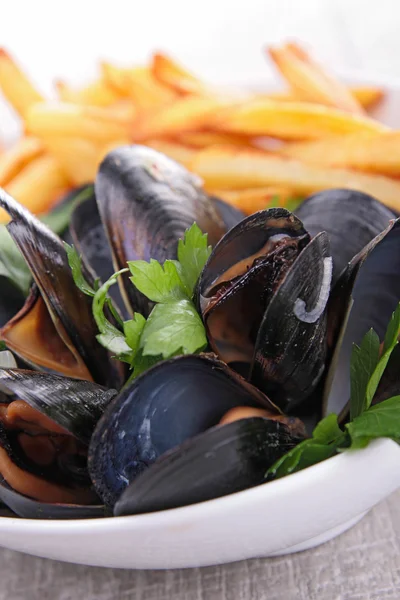 Mussels and french fries — Stock Photo, Image