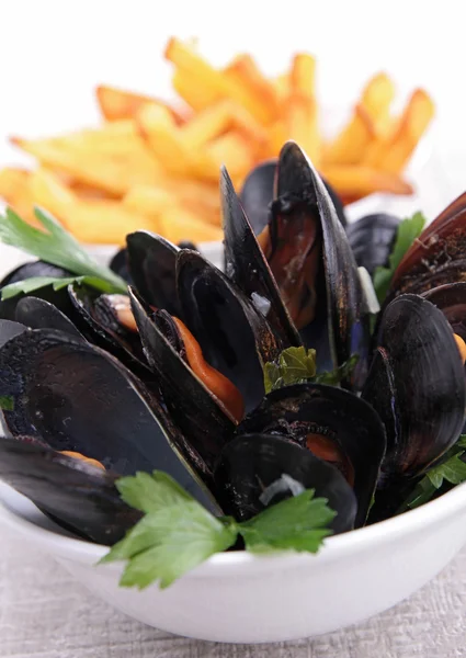 Mussels and french fries — Stock Photo, Image