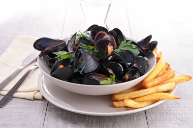 Midye ve patates kızartması.