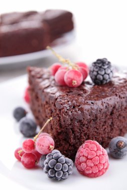 Çikolatalı pasta ve çilek