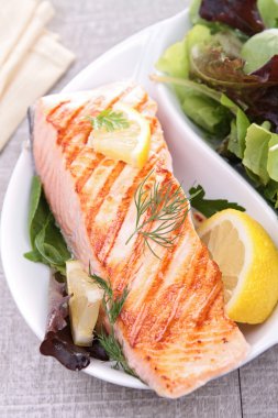 ızgara somon ve sebzeler