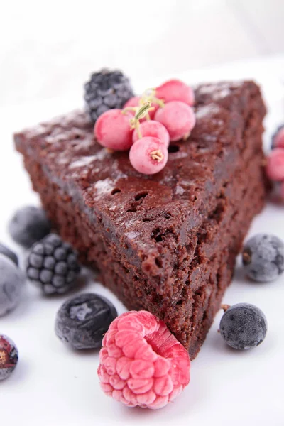 Schokoladenkuchen und Beeren Früchte — Stockfoto