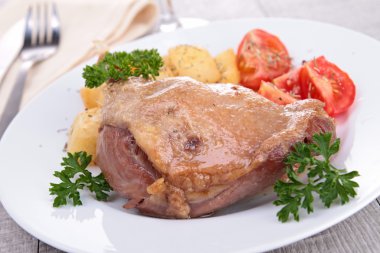 Kızarmış ördek ve sebze