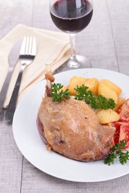 Kızarmış ördek ve sebze