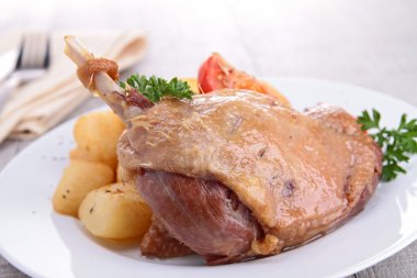 Kızarmış ördek ve sebze