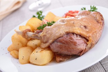 Kızarmış ördek ve sebze