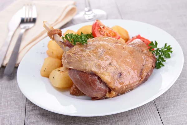 Duck leg and vegetables — Stock Photo, Image