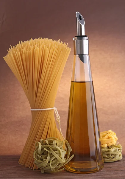 Spaghetti und Olivenöl — Stockfoto