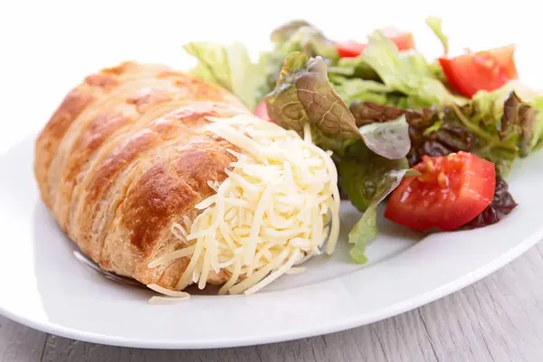 Patiserie cu puf laminat cu brânză și salată — Fotografie, imagine de stoc