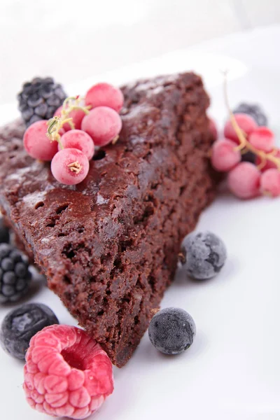 Csokoládé torta és bogyók gyümölcsök — Stock Fotó