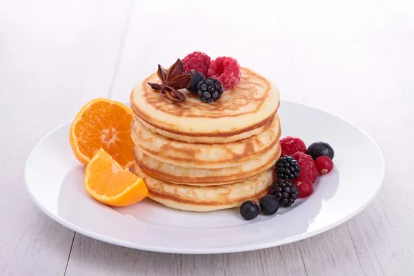 Pfannkuchen mit Beerenfrüchten — Stockfoto