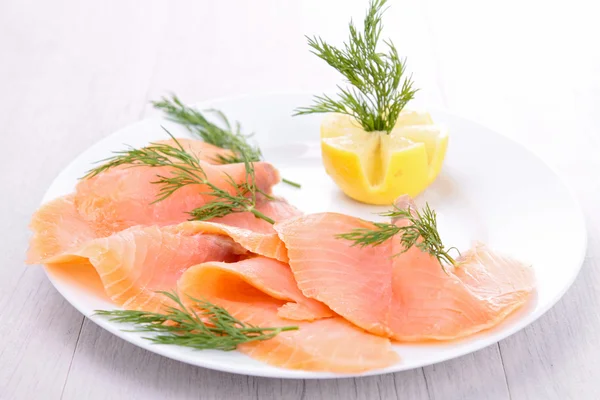 Salmone affumicato e limone — Foto Stock