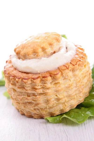 Pastelería de hojaldre con crema y ensalada — Foto de Stock