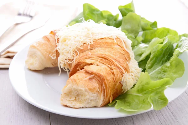 Croissant com queijo — Fotografia de Stock