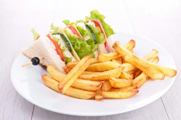 Sanduíche de clube e batatas fritas — Fotografia de Stock