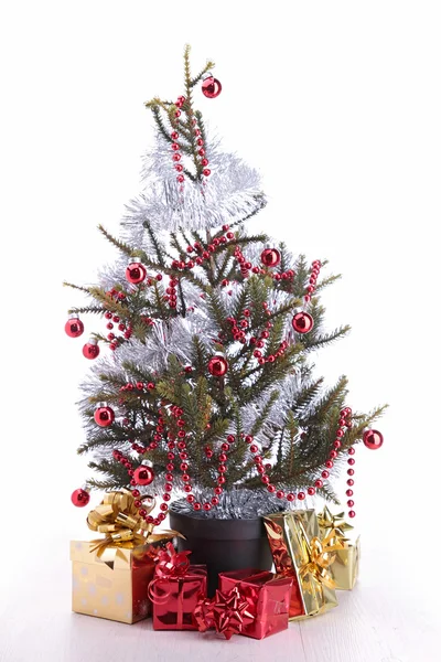 Рождественская елка и подарок — стоковое фото