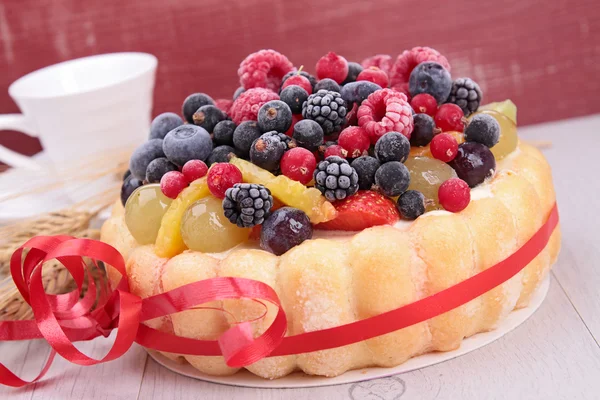 水果蛋糕和浆果 — 图库照片