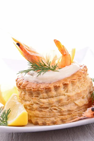 Pâtisserie feuilletée à la crème et crevettes — Photo