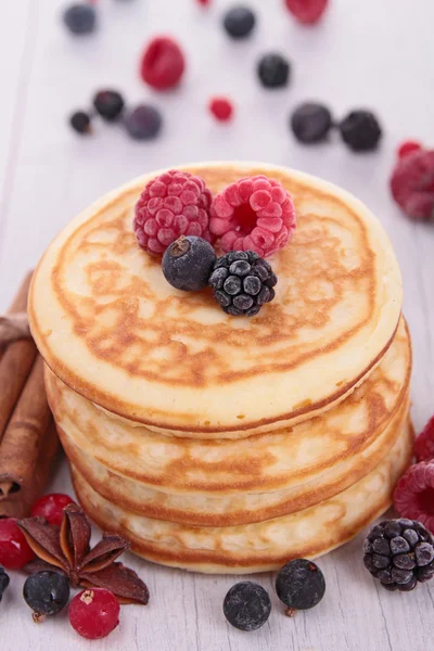 Pancakes with berries fruits — Stock Photo, Image