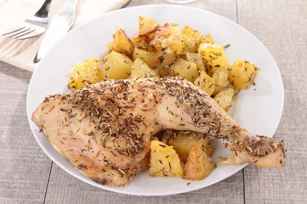Noga kurczaka z grilla i ziemniaków — Zdjęcie stockowe